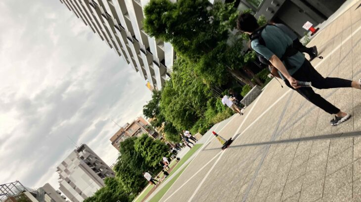 まなざしとともに磨いてゆく　カメイドクロックにて大道芸